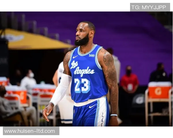 詹姆斯带伤带队连胜,湖人力压篮网夺榜首,霸气双核引爆西部赛场